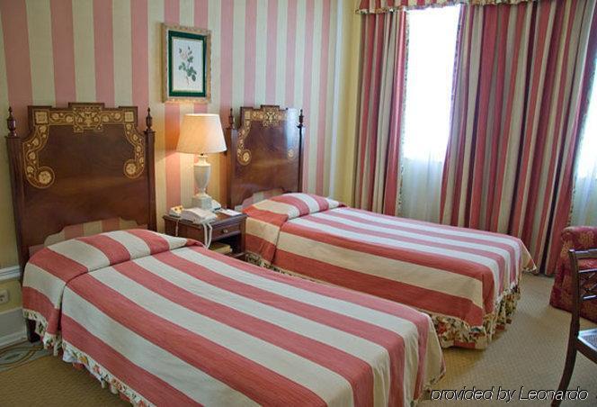 Hotel Avenida Palace Lisboa Habitación foto A room at the hotel